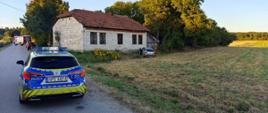 Samochód osobowy wjechał w budynek mieszkalny