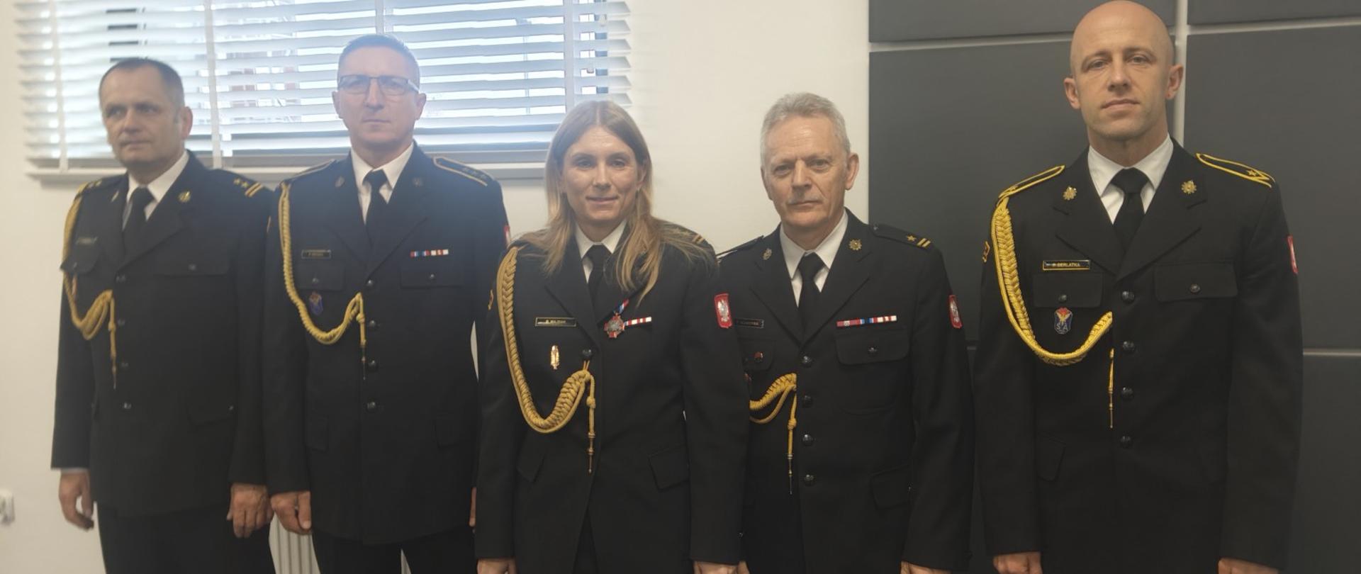 Strażacy z KP PSP Skarżysko-Kamienna na wspólnym zdjęciu po odebraniu odznaczeń, nagród oraz wyższych stopni służbowych.