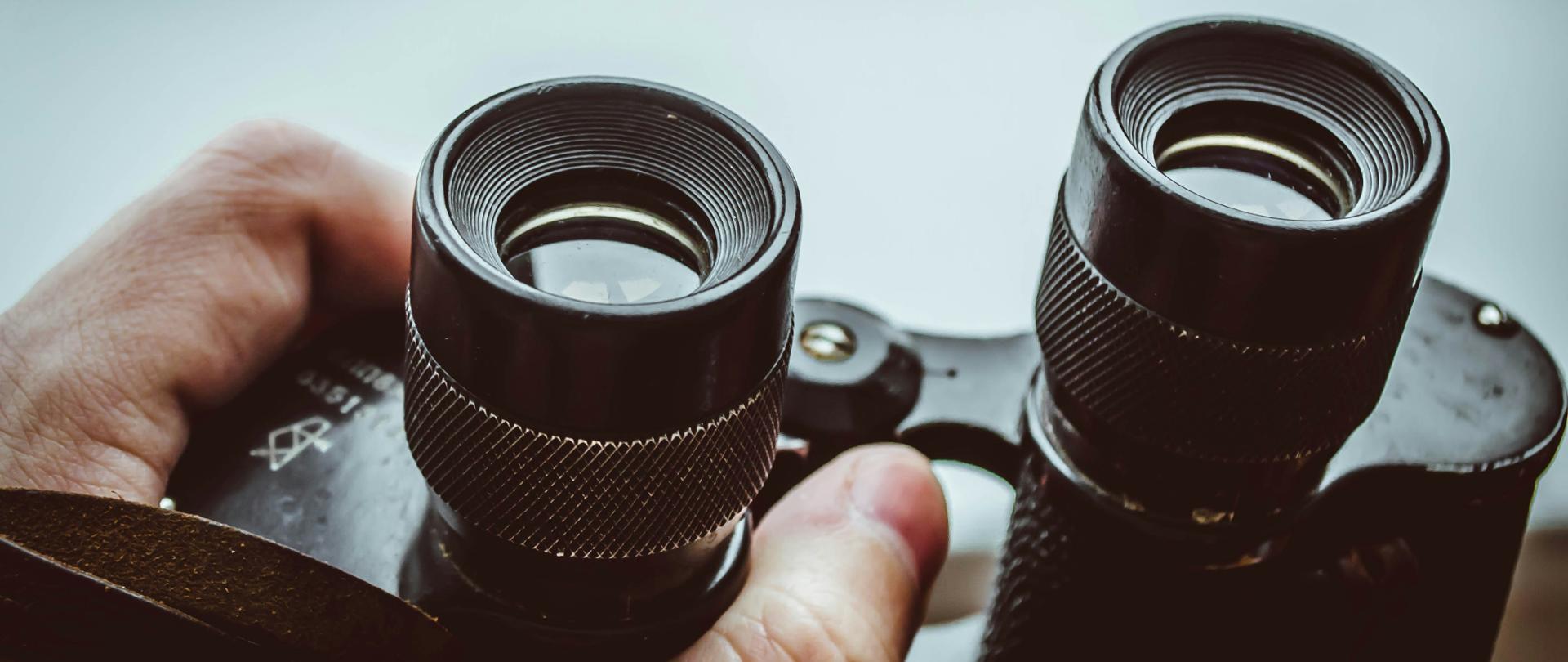 Lornetka trzymana w męskiej dłoni