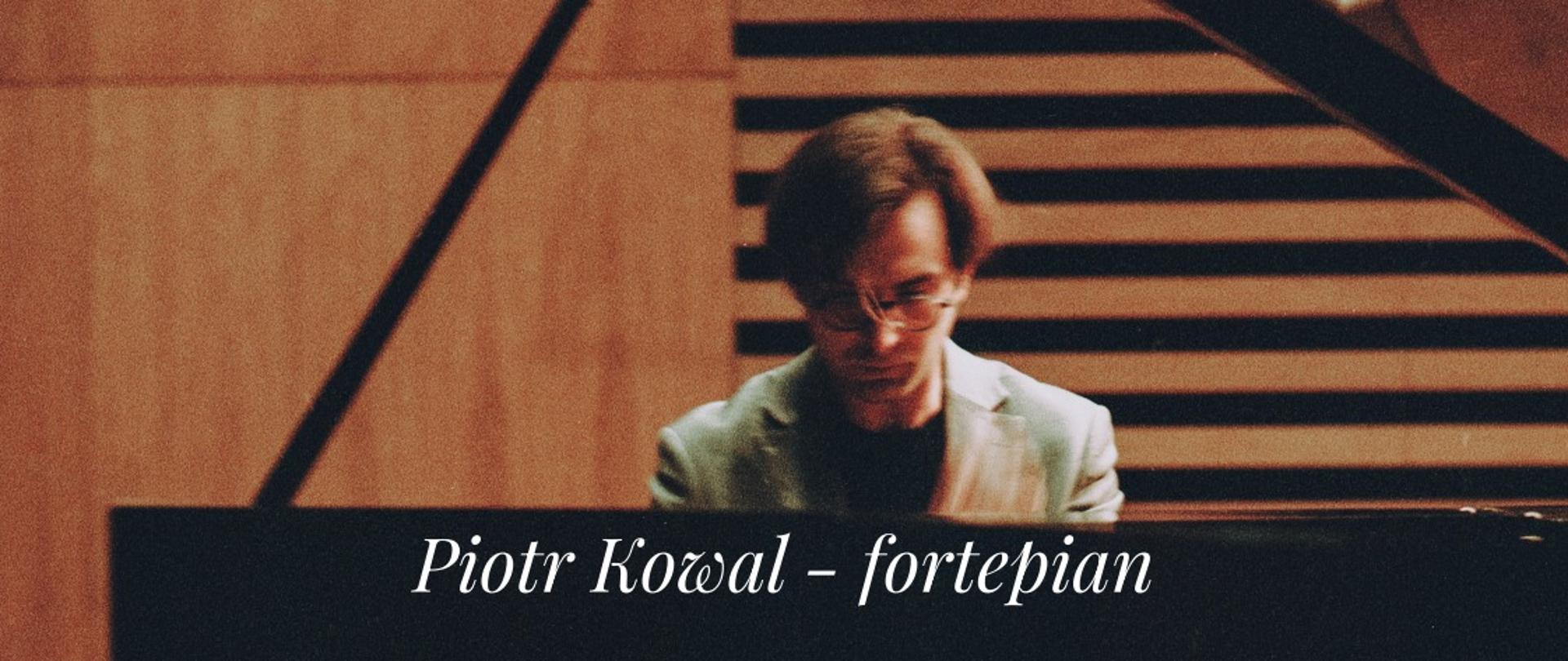 Zdjecie przedstawia plakat koncertu Piotra Kowala "Poza granicami". Na zdjęciu mężczyzna grający na fortepianie.