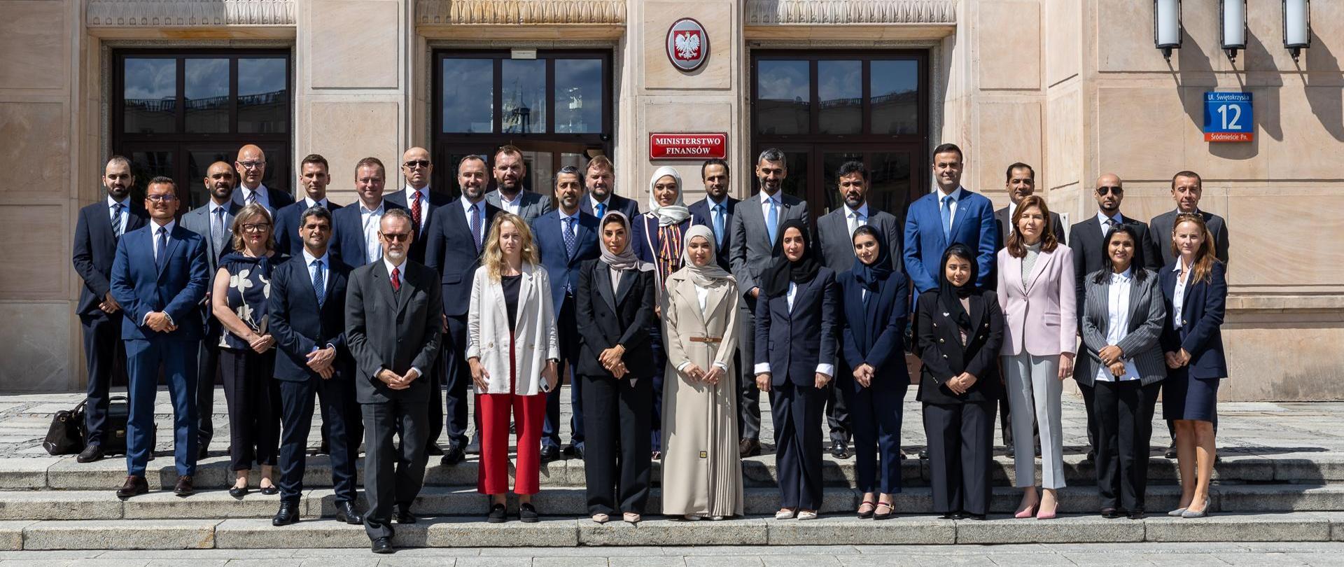 Uczestnicy spotkania przed gmachem Ministerstwa Finansów.