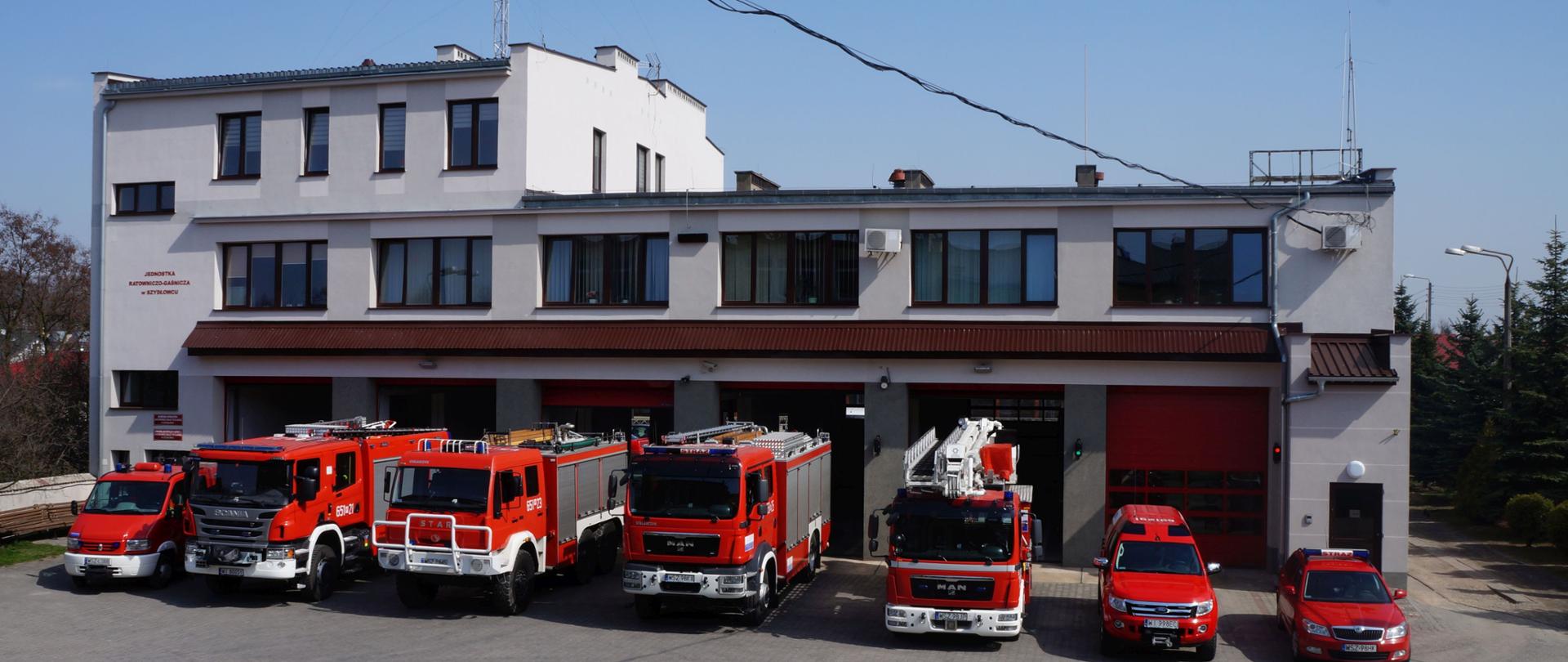 Zdjęcie Komendy Powiatowej Państwowej Straży Pożarnej w Szydłowcu wraz z pojazdami