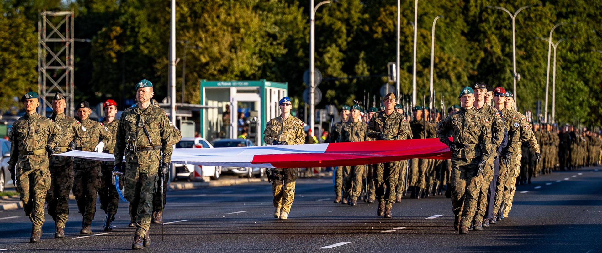 Będzie to największa defilada Wojska Polskiego w historii. Ponad 300 jednostek sprzętu Wojsk Lądowych, 60 statków powietrznych, które będzie można zobaczyć w trakcie defilady w Warszawie i ponad 20 okrętów, w tym okręty sojusznicze z Estonii, Litwy i Szwecji, które wezmą udział w paradzie morskiej w Gdyni - poinformował wiceminister Paweł Bejda podczas konferencji poświęconej przygotowaniom do obchodów Święta Wojska Polskiego.