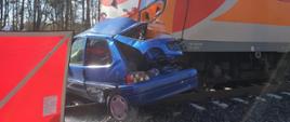 Zderzenie samochodu osobowego z pociągiem w Roźnowie