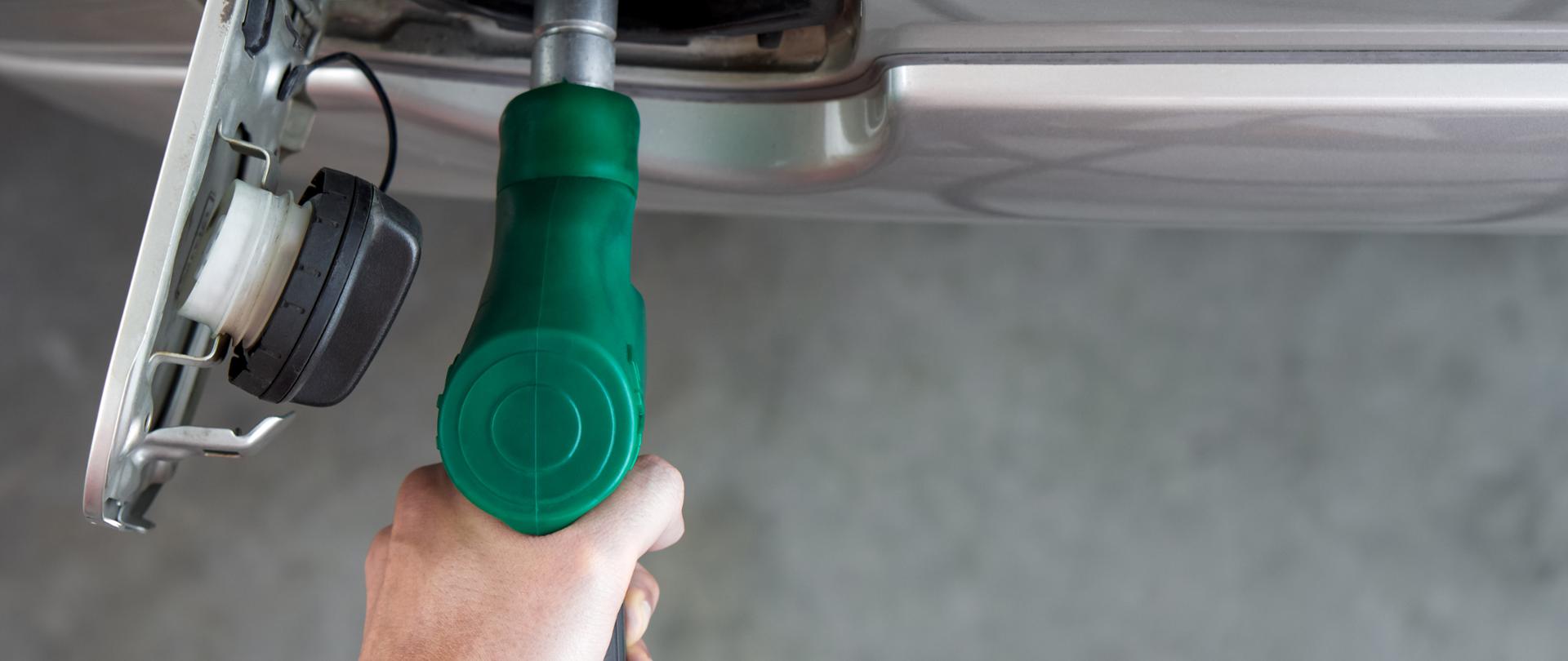 Tankowanie paliwa do baku samochodu 