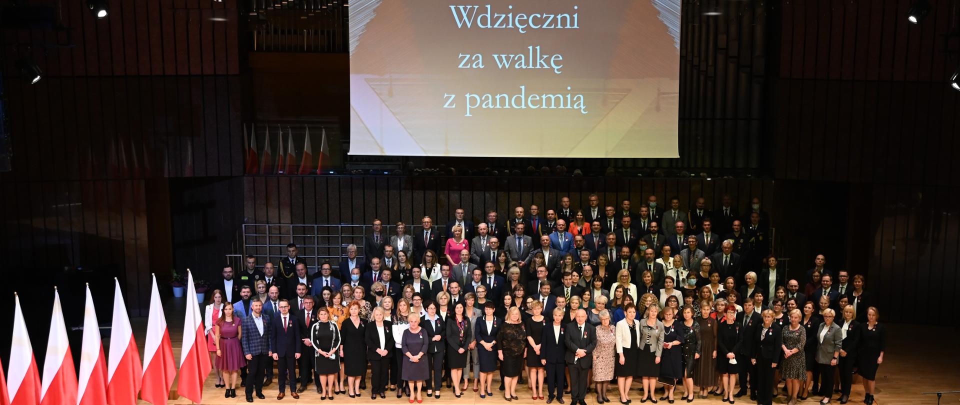 Wspólna fotografia odznaczonych z marszałkiem i wojewodą 