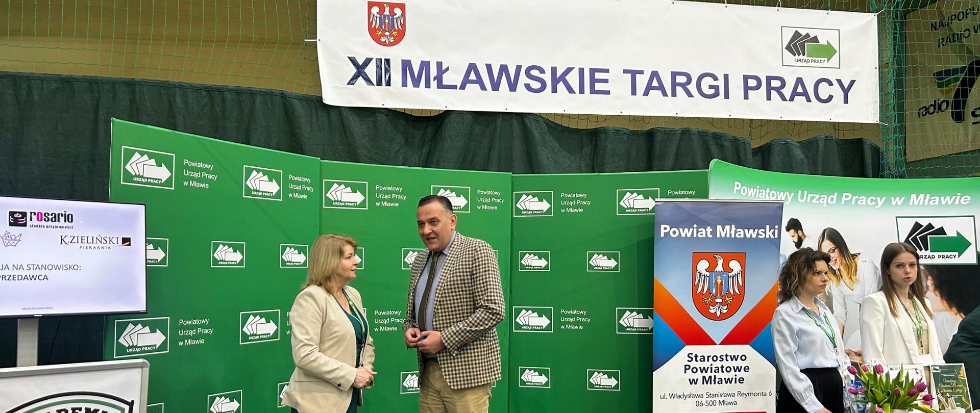 Na zdjęciu widać kobiety i mężczyznę