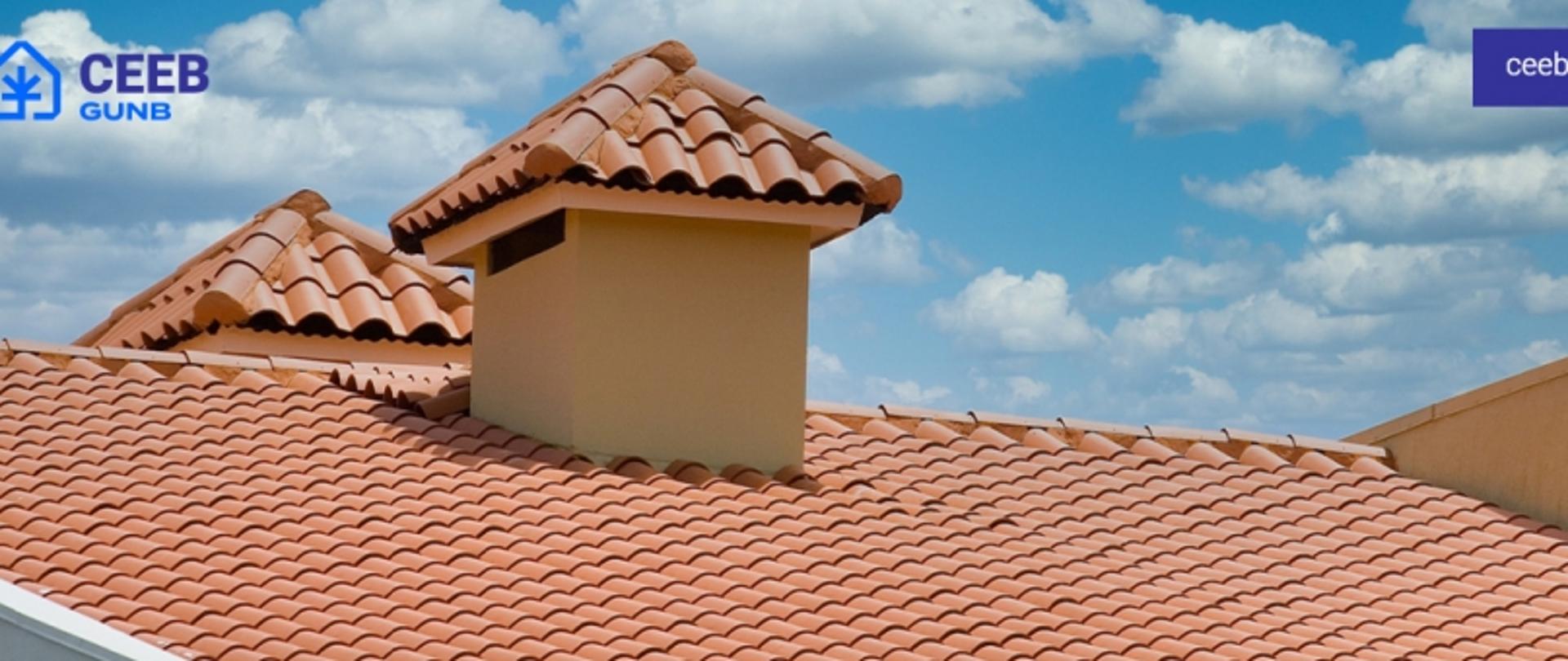 Czerwony dach z kominem na tle nieba; w rogach widoczne logo „CEEB GUNB” i adres „ceeb.gov.pl”.