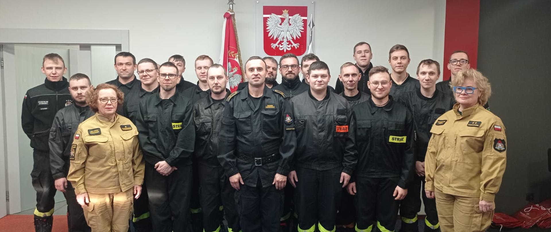 Na zdjęciu zdjęcie grupowe strażaków OSP uczestniczących w w szkoleniu KPP wraz z komisją egzaminacyjną KW PSP