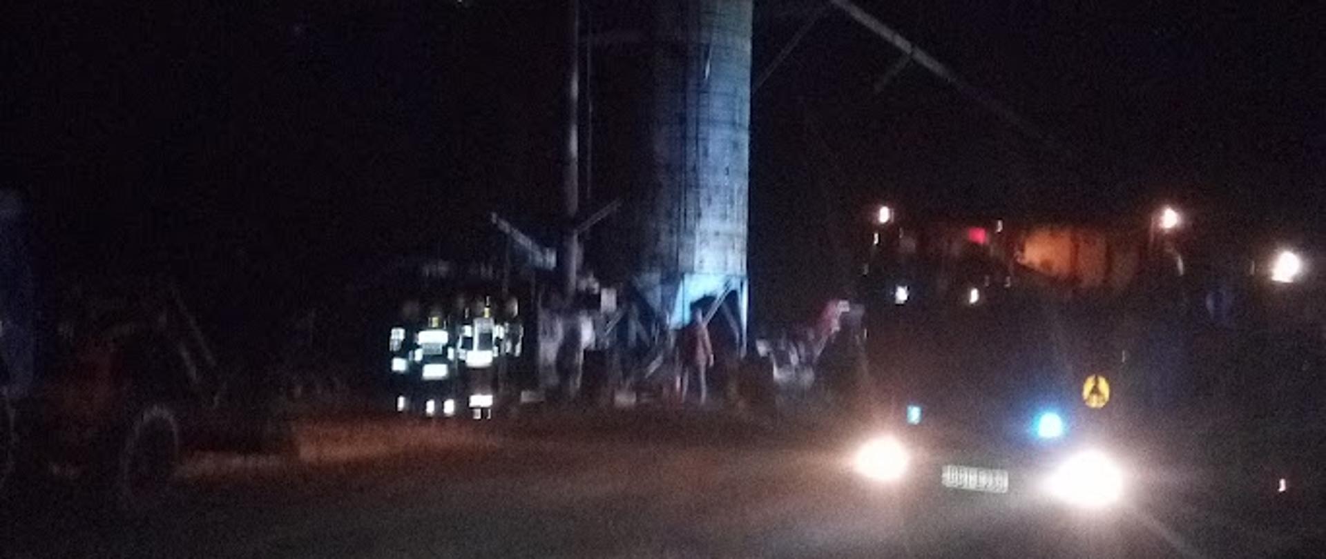 Zdjęcie przedstawia samochód ratowniczo-gaśniczy podczas gaszenia pożaru suszarni 