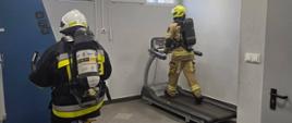 Zdjęcie przedstawia strażaków podczas próby wysiłkowej przed wejściem do komory dymowej