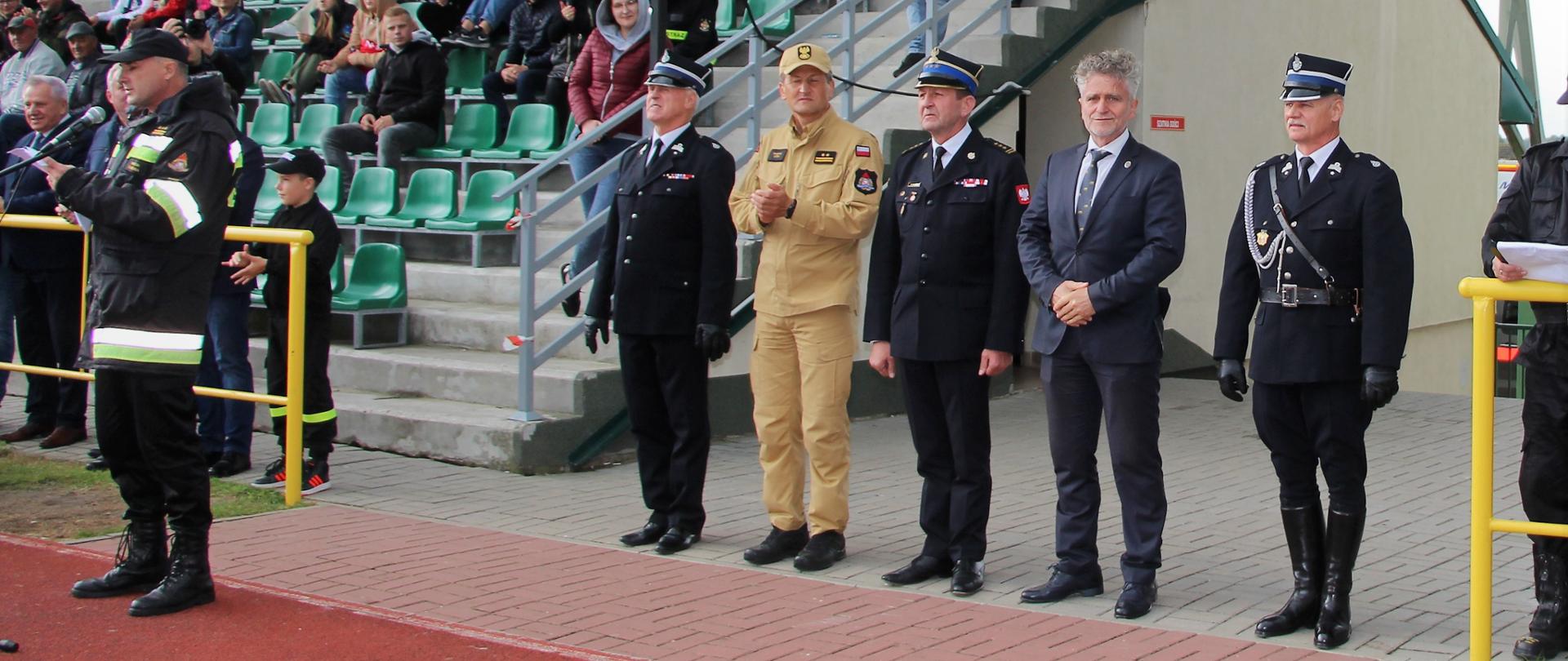 Zdjęcie przedstawia organizatorów i zaproszonych gości podczas uroczystego odczytania protokołu zakończonych zawodów.