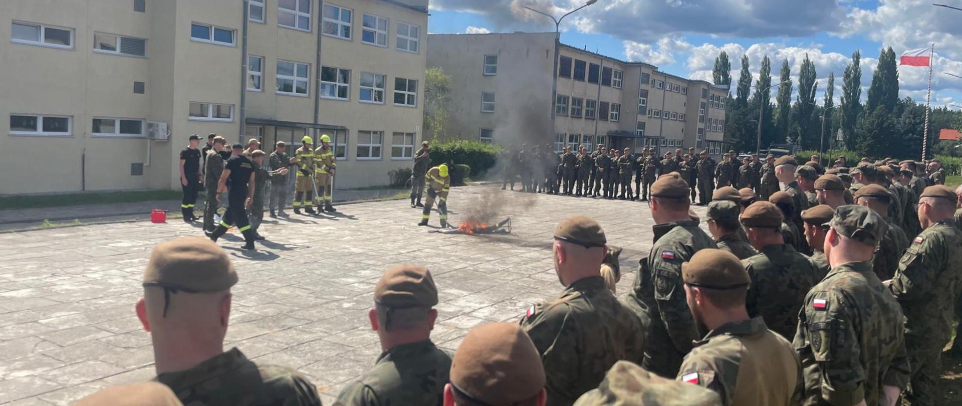 Na zdjęciu widnieją strażacy, którzy szkolą żołnierzy WOT. 