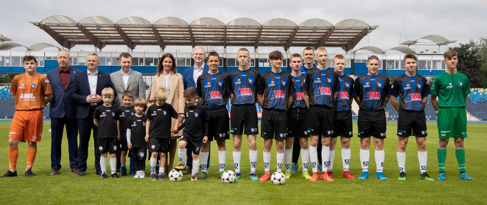 Minister Sportu Danuta Dmowska-Andrzejuk na zdjęciu grupowym z piłkarzami