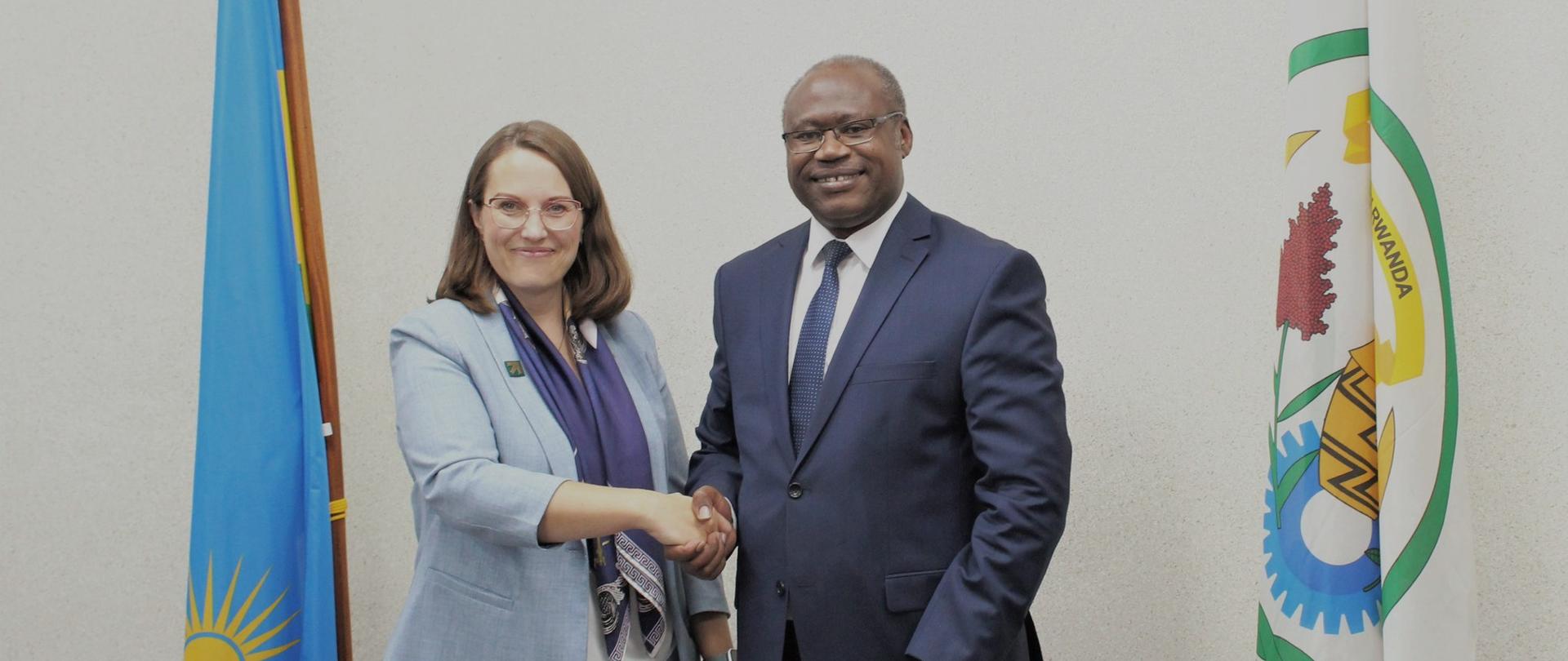 Ministrowie finansów Polski i Rwandy, Magdalena Rzeczkowska oraz Uzziel Ndagijimana.