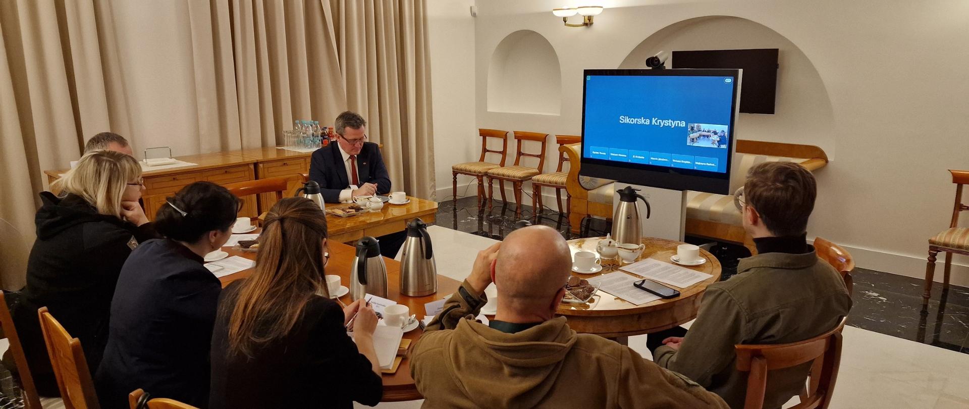 Lenkijos procedūrų dėl humanitarinės pagalbos gabenimo iš Lietuvos į Ukrainą per Lenkiją aptarimas.