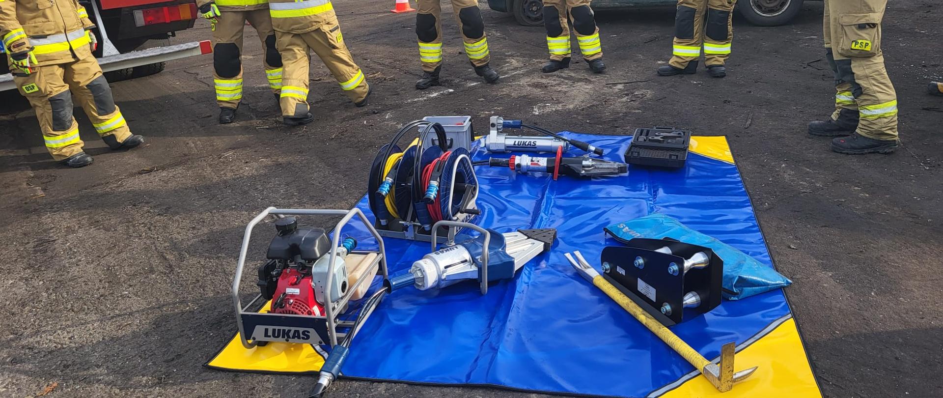 Strażacy sprzęt do ratownictwa technicznego