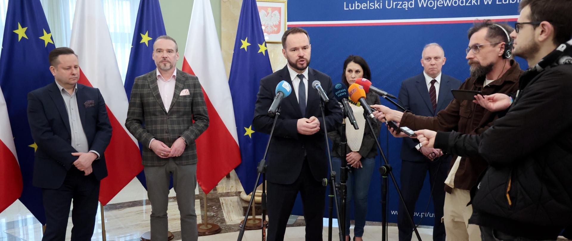 Konferencja prasowa ws. nieprawidłowości w szkole w Miłocinie