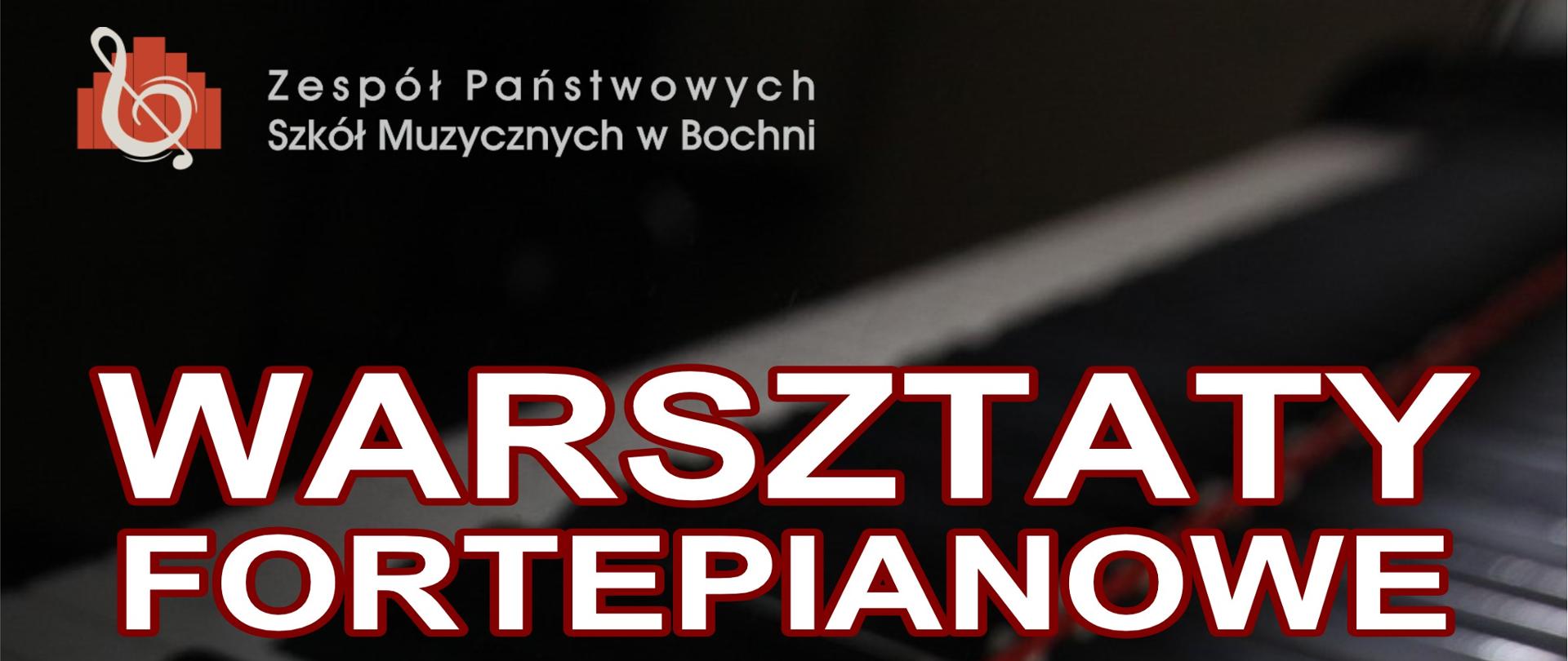 Grafika na ciemnym tle przedstawiającym fragment klawiatury fortepianowej zawiera w lewym górnym rogu logo ZPSM w Bochni i w części centralnej tekst napisany białymi literami informujący o warsztatach fortepianowych prowadzonych przez panią prof. Dr hab. Mariolę Cieniawa - Puchała w dniu 21 listopada 2023 r.