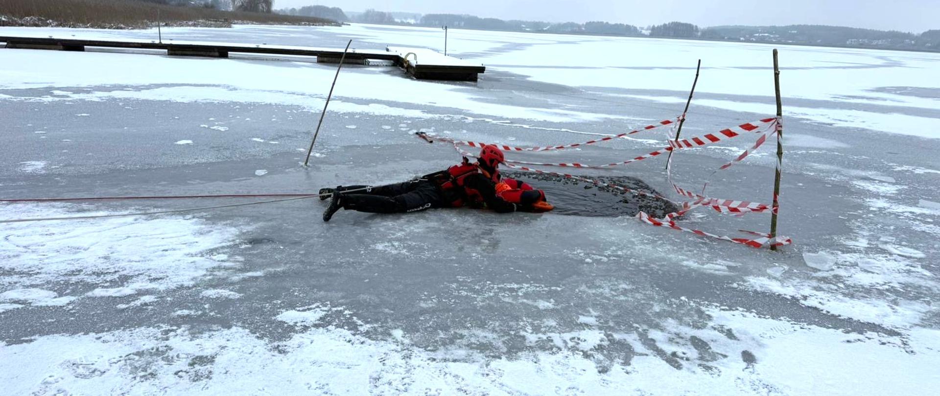 Dotarcie strażaka do osoby poszkodowanej w wodzie