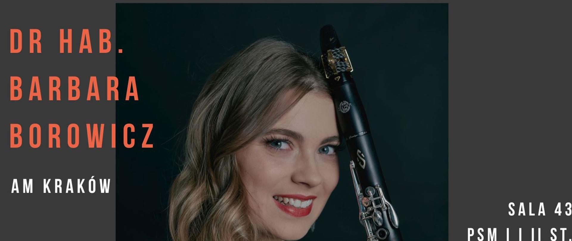 Plakat promujący warsztaty klarnetowe z dr hab. Barbarą Borowicz (AM Kraków), które odbędą się 30.04.2026, utrzymany jest w eleganckiej, grafitowej kolorystyce. W jego centralnej części znajduje się fotografia artystki – uchwyconej w lekkim półprofilu, z klarnetem opartym o czoło. Dr hab. Barbara Borowicz promiennie się uśmiecha, a jej długie, lekko falowane włosy swobodnie opadają na ramiona. Ubrana jest w czarny, subtelnie połyskujący sweter. W dolnej części plakatu znajduje się logo firmy Henri Selmer Paris. Całość dopełniają rozmieszczone wokół treści informacyjne w kolorach białym i ceglastym.