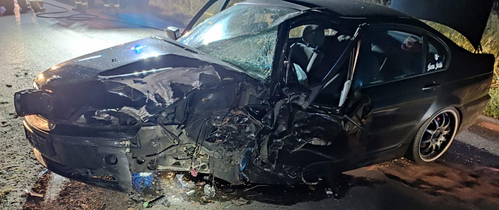 Na zdjęciu rozbity samochód osobowy uszkodzenia z przodu z rozbitą szybą i bokiem lewym
