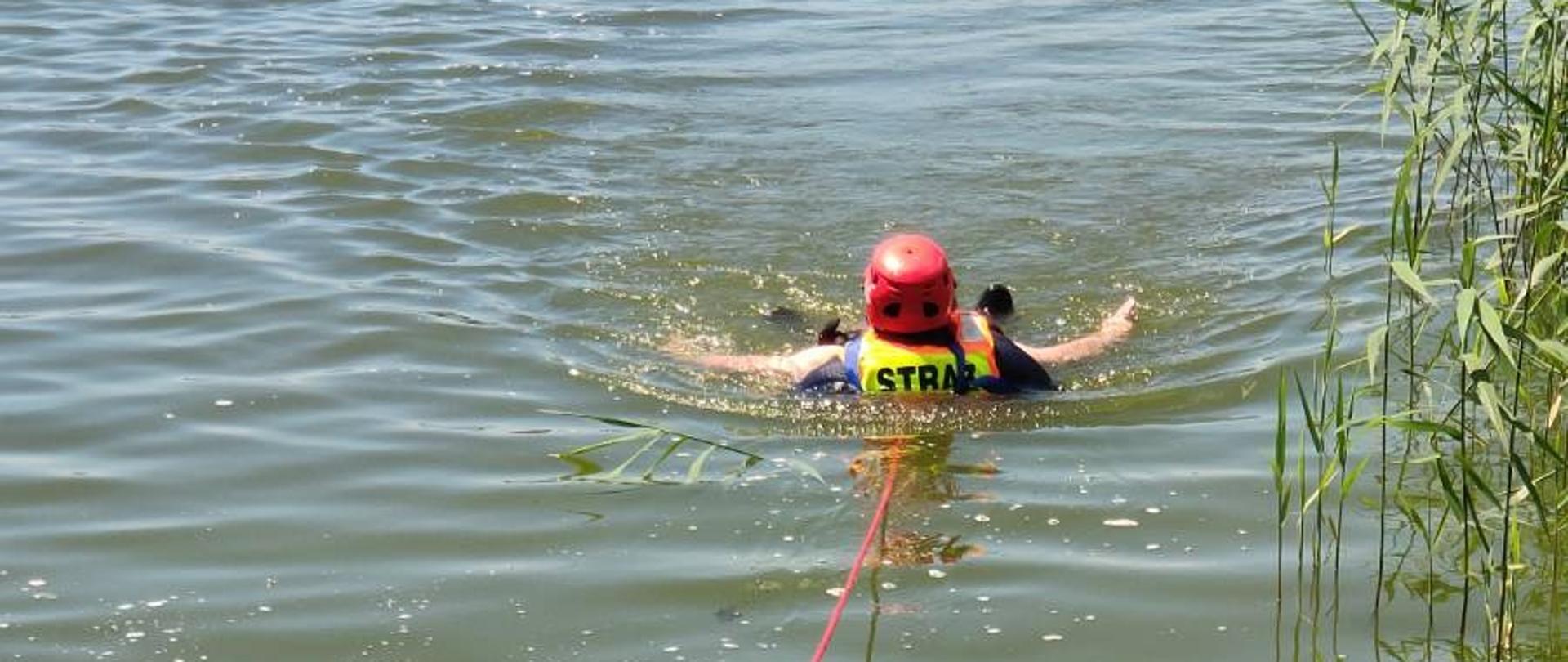 Strażacy ćwiczą ratowanie osób tonących różnymi metodami. Rzut kołem ratunkowym, rzutką ratowniczą oraz z wykorzystaniem łodzi. 