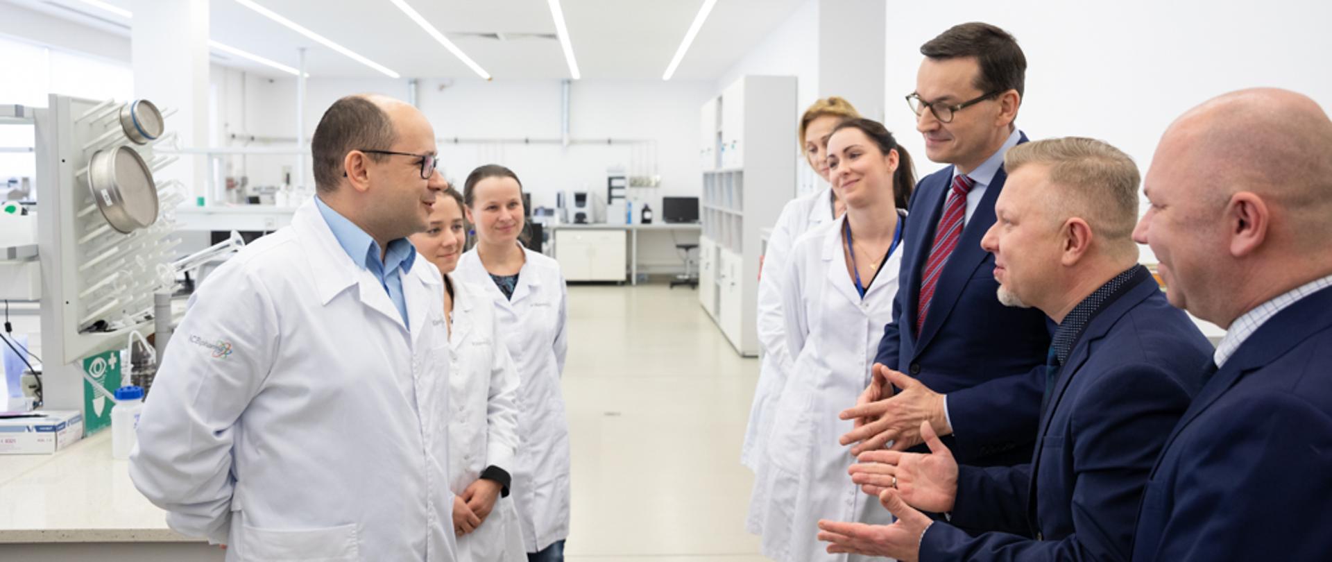 Premier z pracownikami firmy. 