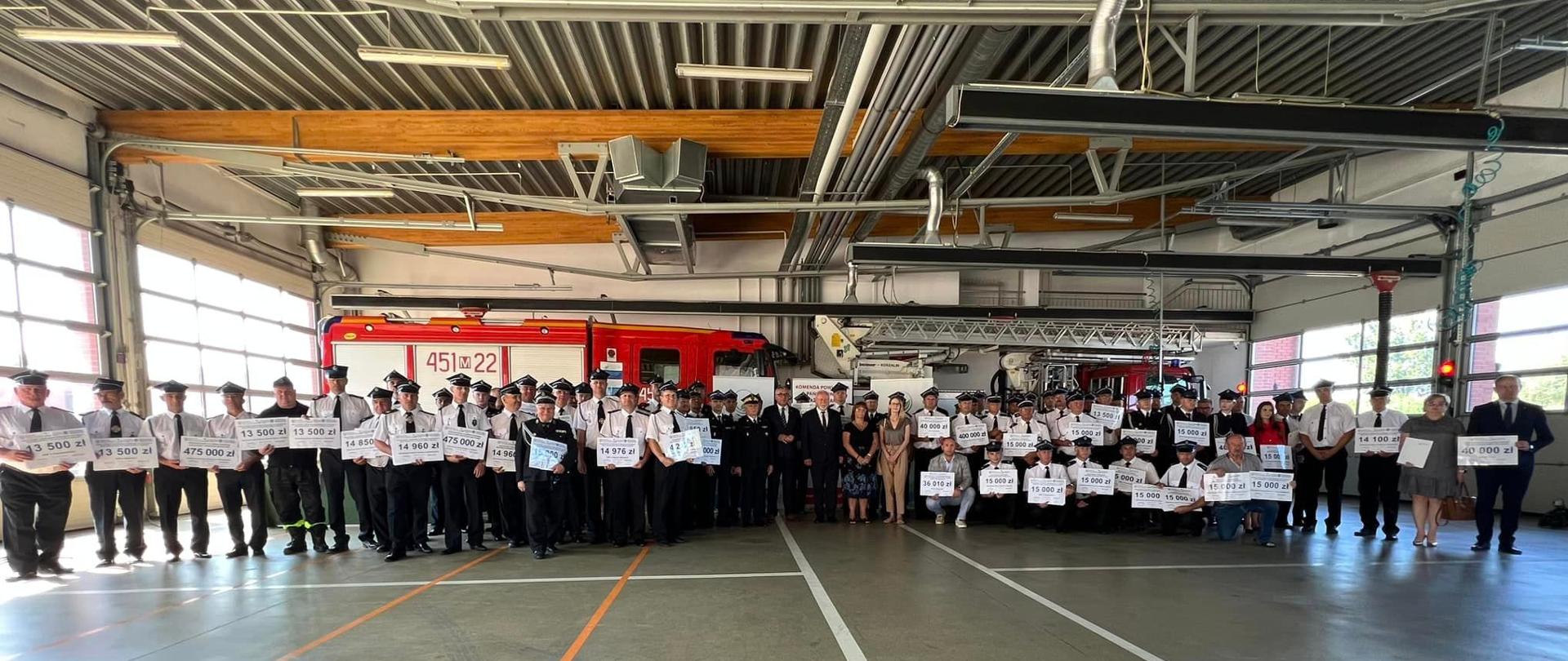 Wręczenie promes strażakom przez WFOŚiGW
