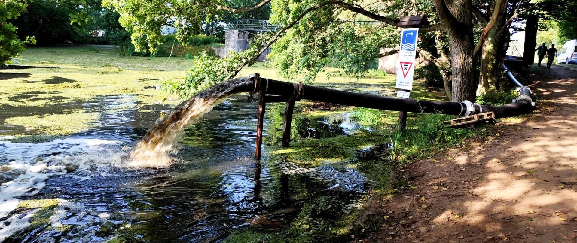 Napowietrzanie wód rzeki Baryczy za pomocą pompy natleniającej na wysokości jazu Bolko.