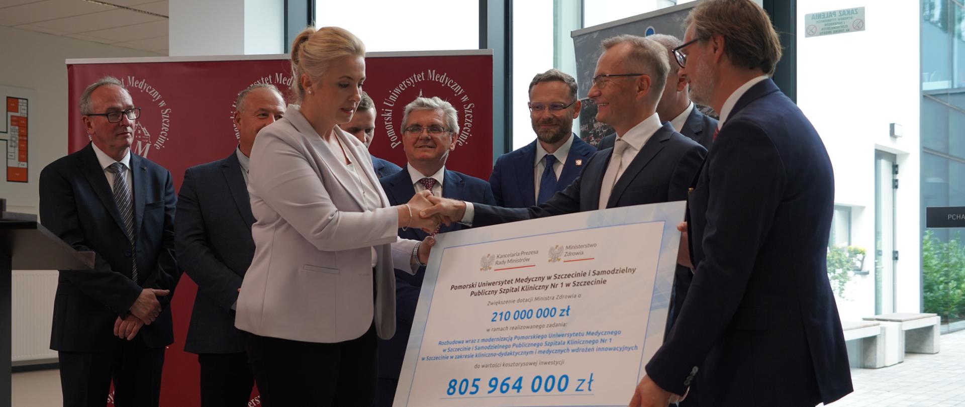 minister zdrowia przekazuje symboliczny czek rektorowi PUM i dyrektorowi szpitala klinicznego numer 1 w Szczecinie