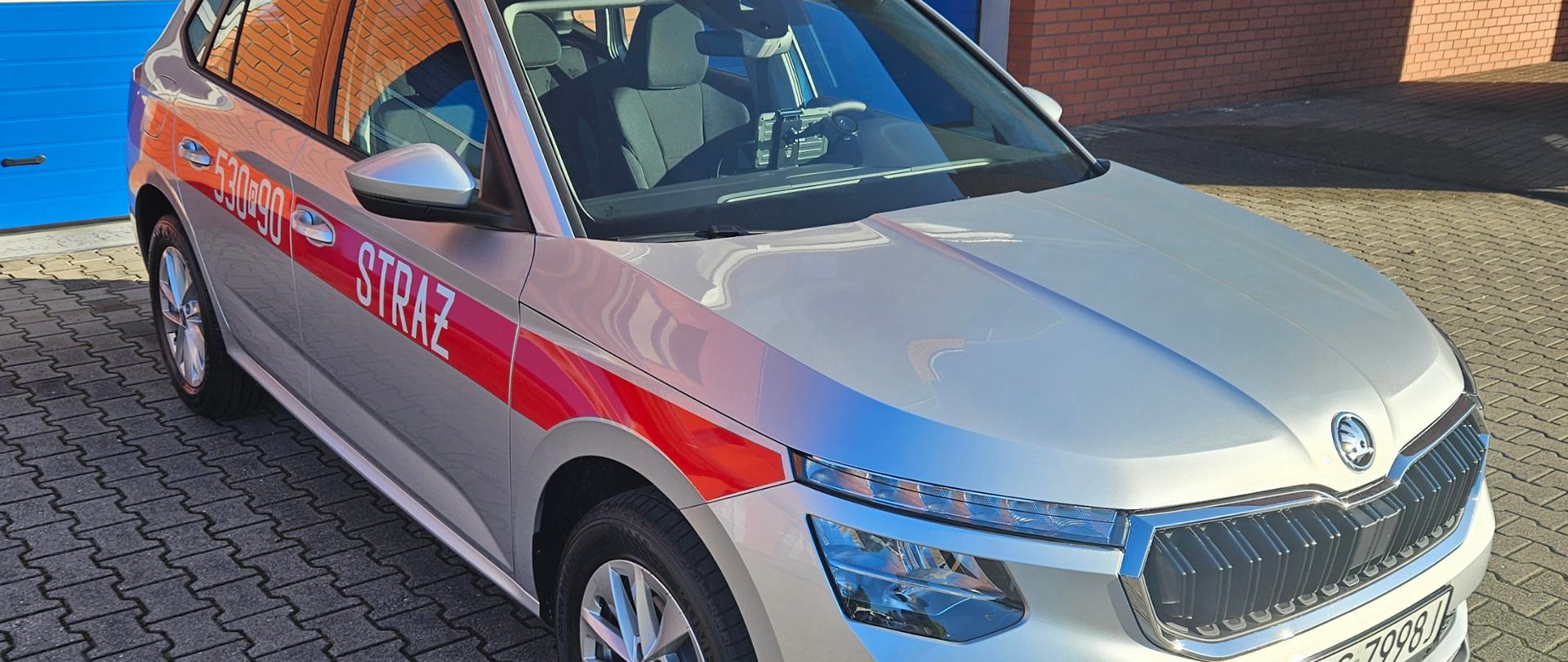 Nowy pojazd na tle remizy strażackiej