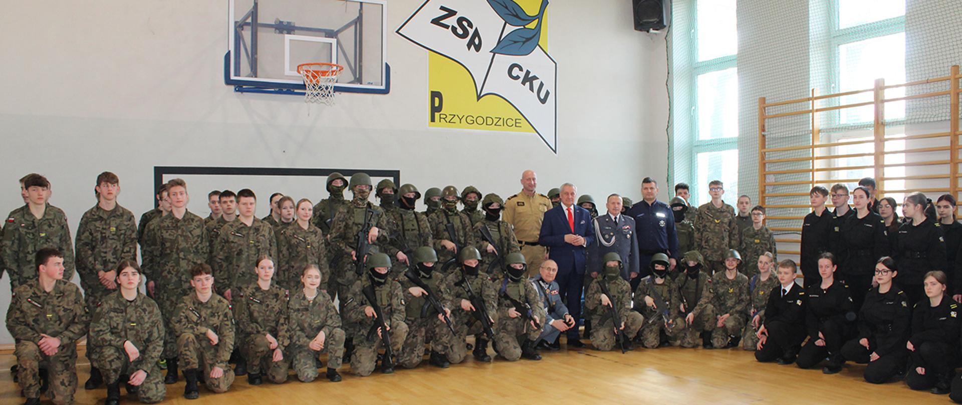 Spotkanie wiceministra Wiesława Szczepańskiego z uczniami klas mundurowych CKU w Przygodzicach