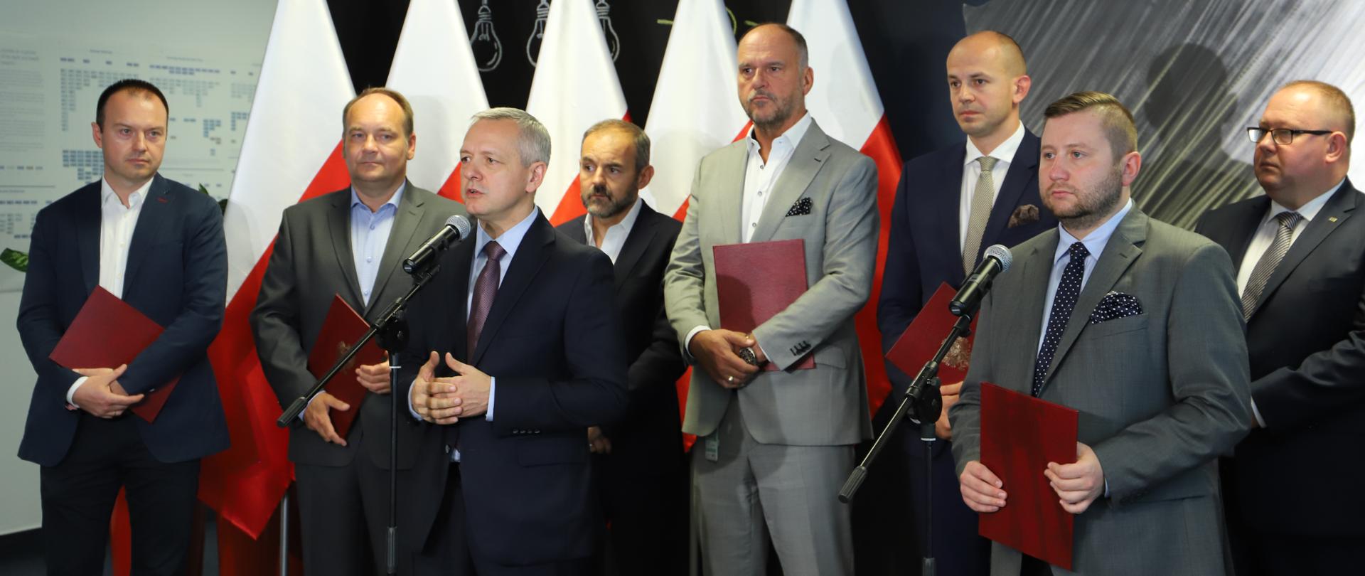 Marek Zagórski (minister cyfryzacji), Paweł Majewski (wiceminister w MSWiA) oraz przedstawiciele RCB i operatorów telekomunikacyjnych