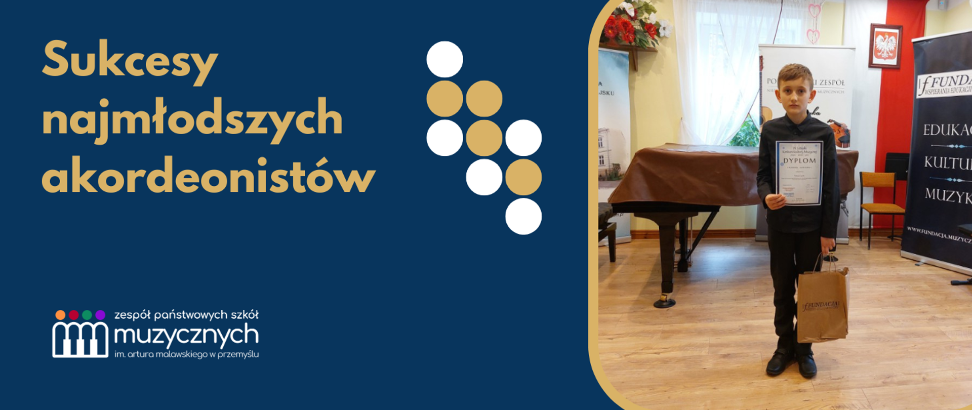 Na granatowym tle znajduje się napis „Sukcesy najmłodszych akordeonistów!”
Poniżej logotyp szkoły. Na prawo od napisu znajdują się ułożone w ukosie w trzech rzędach i w dwóch kolorach kółka symbolizujące guziki akordeonu, dalej na prawo znajduje się zdjęcie Tymona Lecha stojącego i prezentującego swój dyplom.
