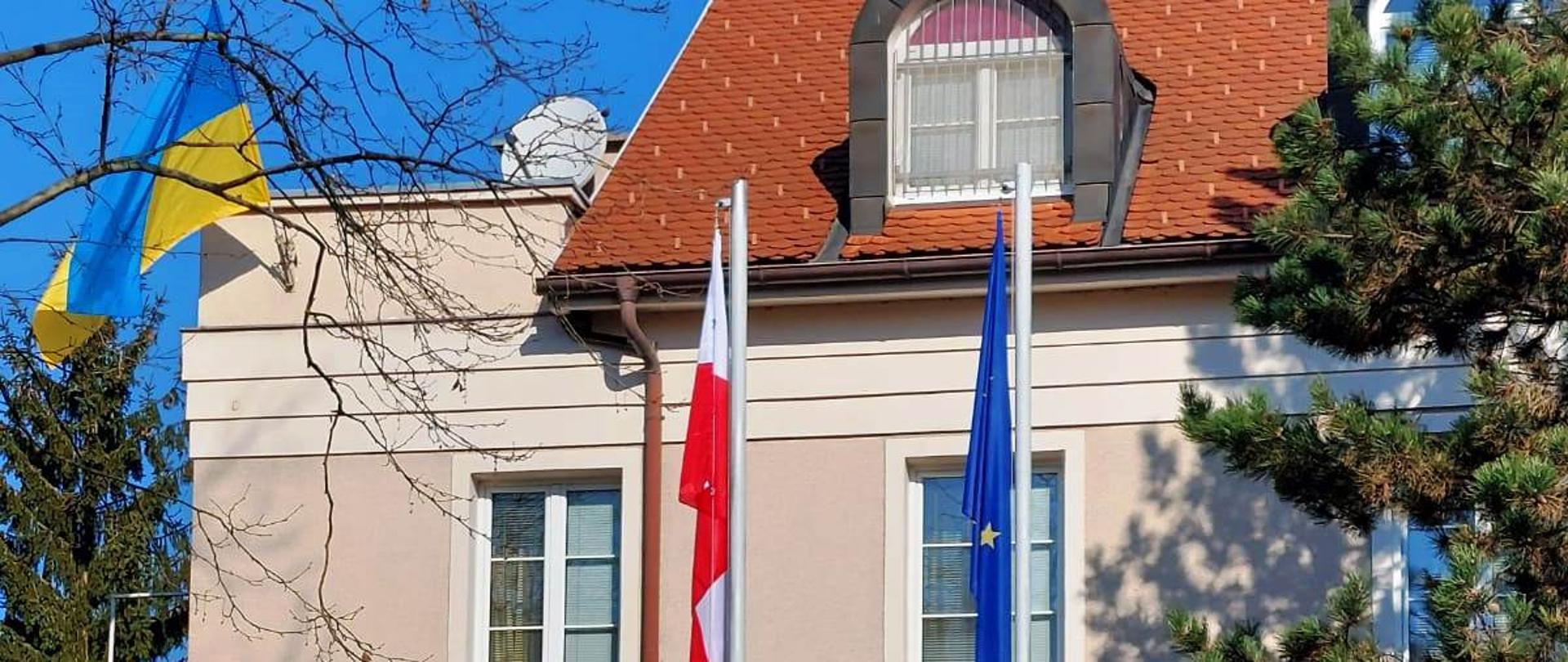 Budynek Ambasady RP w Lublanie z flaga Ukrainy