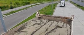 Ładownia wywrotki wypełniona podsypką betonową.