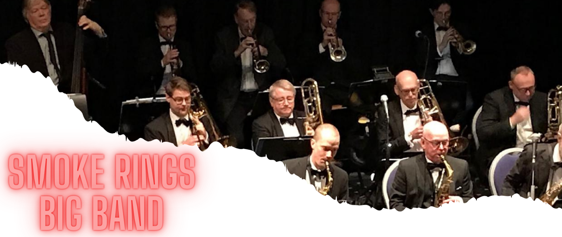 W górnej i prawej części obrazka grupa odświętnie ubranych mężczyzn, którzy grają na dętych instrumentach muzycznych. Po lewej stronie na białym pasku czerwony napis: "Smoke Rings Big Band"