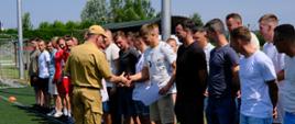Na zdjęciu widoczni są strażacy podczas wręczania dyplomów przez zastępcę komendanta powiatowego państwowej straży pożarnej w Ostrowcu Świętokrzyskim bryg. Paweł Jop