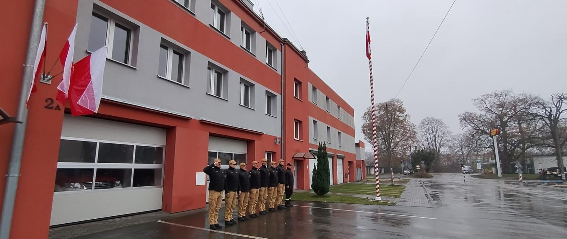 Strażacy podczas apelu z okazji Święta Niepodległości