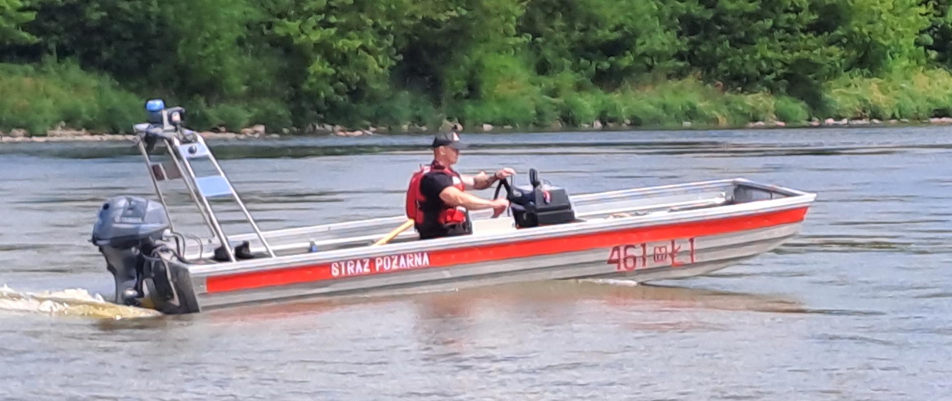 łódka strażacka płynie na rzece wiśle 