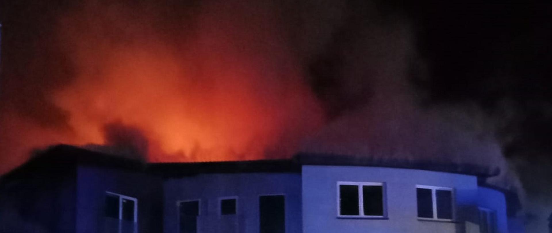 Na zdjęciu widać łunę nad budynkiem 