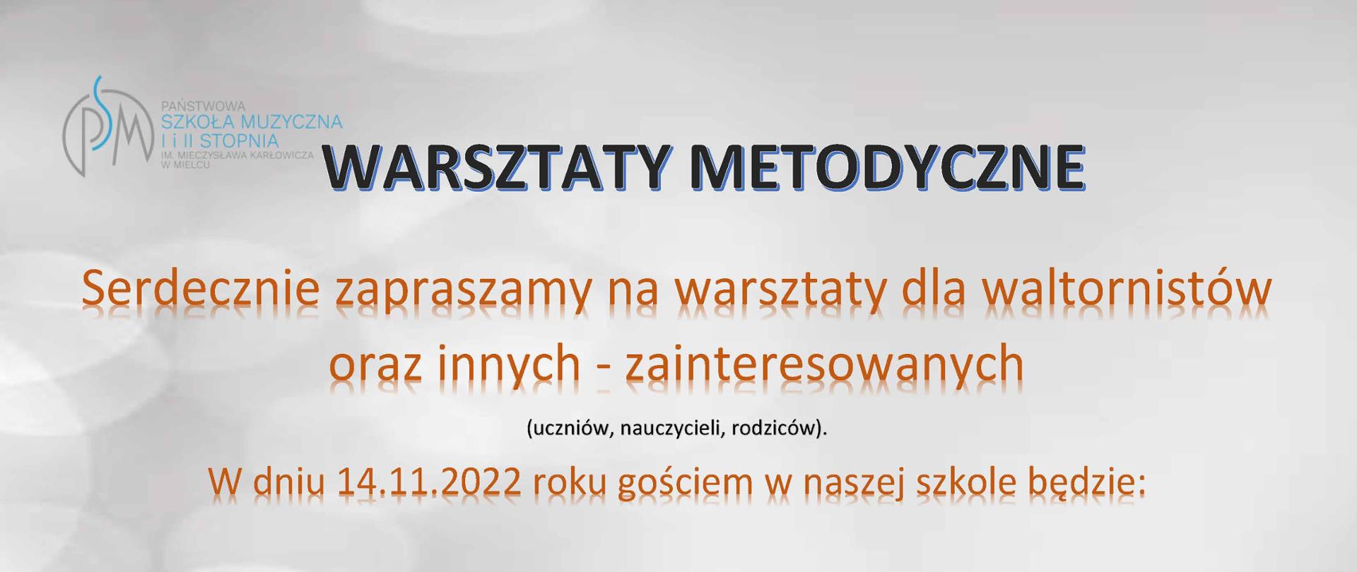 plakat na szarym tle z granatowymi i pomarańczowymi napisami zapraszający na warsztaty metodyczne dla waltornistów z mgr. Pawłem Calem, którego zdjęcie umieszczone jest w lewym dolnym rogu plakatu