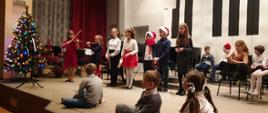 Dzieci kl. III c6 śpiewają i grają na instrumentach - dwoje skrzypiec, flet, tamburyn klawesy