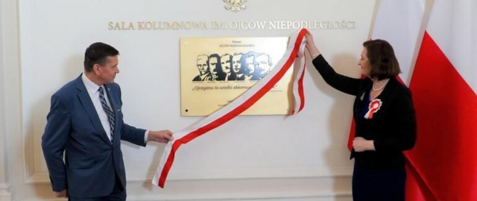 Wojewoda podkarpacki Ewa Leniart i dyrektor Oddziału IPN w Rzeszowie podczas odsłonięcia tablicy upamiętniającej Ojców Niepodległości w sali kolumnowej w Rzeszowie