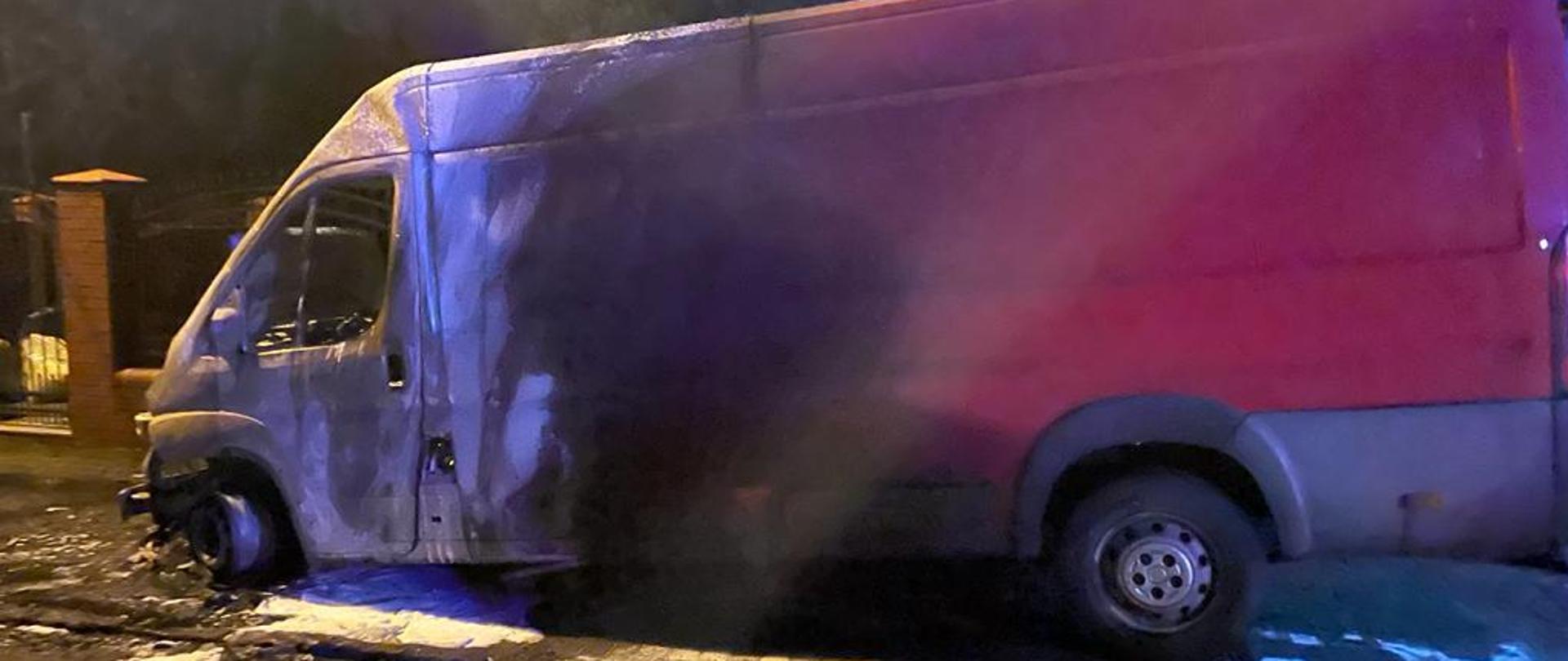 Samochód dostawczy w połowie zniszczony przez pożar, który powstał wyniku zwarcia instalacji elektrycznej pojazdu.