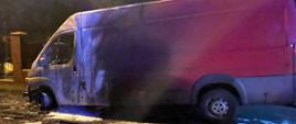 Samochód dostawczy w połowie zniszczony przez pożar, który powstał wyniku zwarcia instalacji elektrycznej pojazdu.