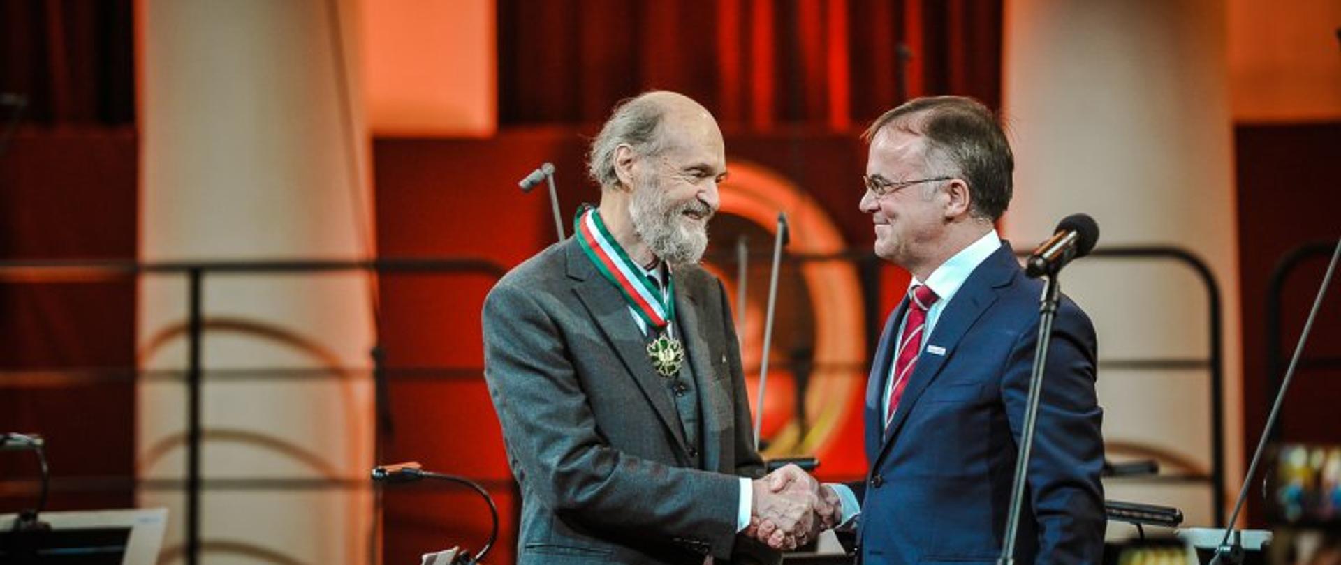 Zdjęcie archiwalne, fot. Danuta Matloch. Podczas I Międzynarodowego Festiwalu Muzyki Europy Środkowo-Wschodniej EUFONIE wiceminister kultury Jarosław Sellin odznaczył Arvo Pärta Złotym Medalem „Zasłużony Kulturze Gloria Artis”. 