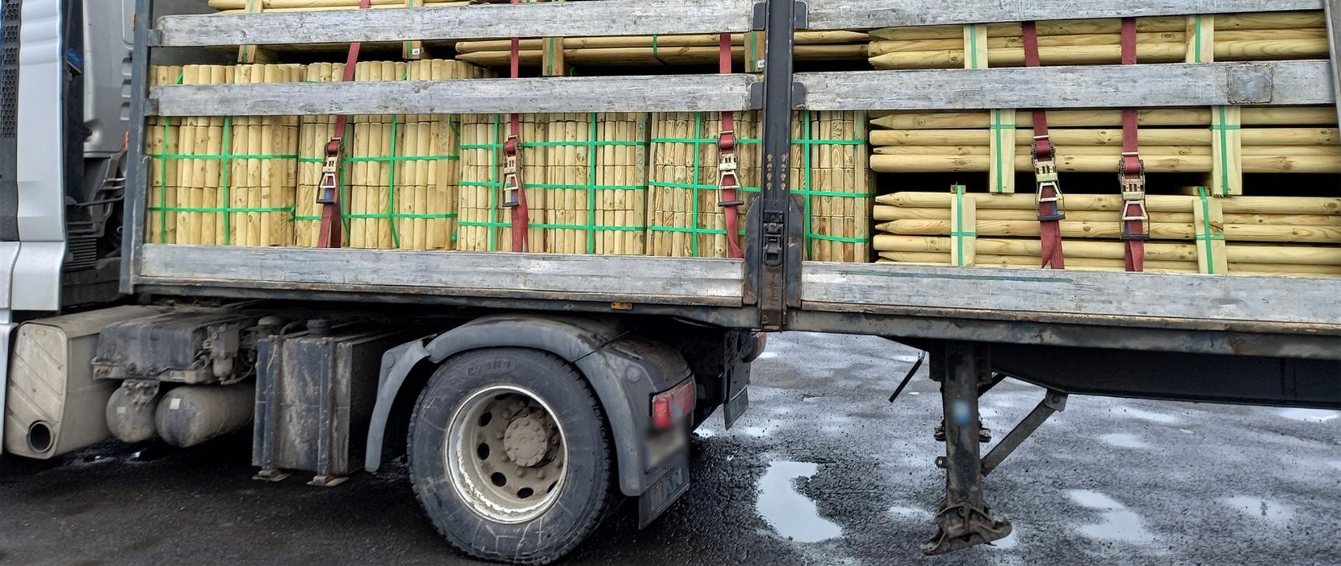 Nacisk pojedynczej osi napędowej pojazdu wynosił 12,65 t i został przekroczony o 1,15 t w stosunku do normy wynoszącej 11,5 t