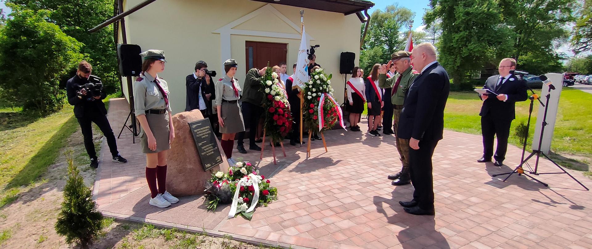 Zbuczyn: uroczystość odsłonięcia tablicy upamiętniającej Piotra, Franciszka i Antoniego Domańskich